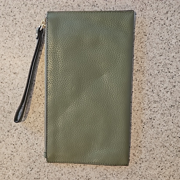 Michael Kors Envelope Wrislet - Picture 3 of 4